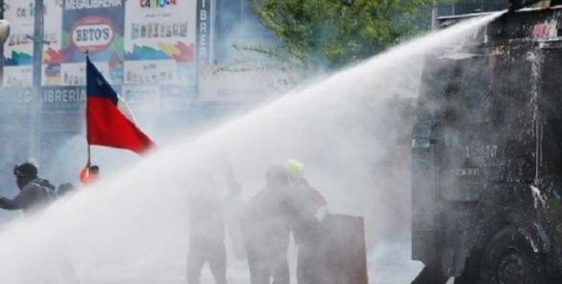The investigation took place after a group of brigadistas handed over a sample of the water used to repel protests in Chile.  (Photo: Agencia UNO)