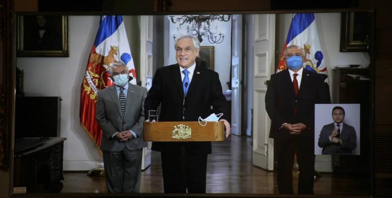 Sebastián Piñera (centro), ex ministro de Salud Jaime Mañalich (derecha) y nuevo ministro de Salud, Enrique Paris, Santiago, 13-jun202/REUTERS