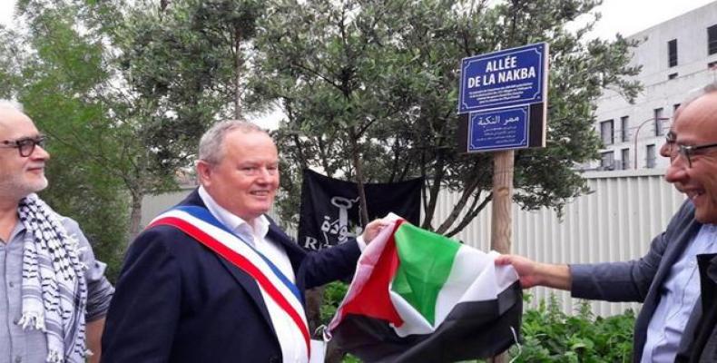 Dominique Lesparre, mayor of a commune in the Paris suburb of Bezons, unveils the &quot;Nakba Lane&quot; plaque on June 11, 2018.  Photo: AFP