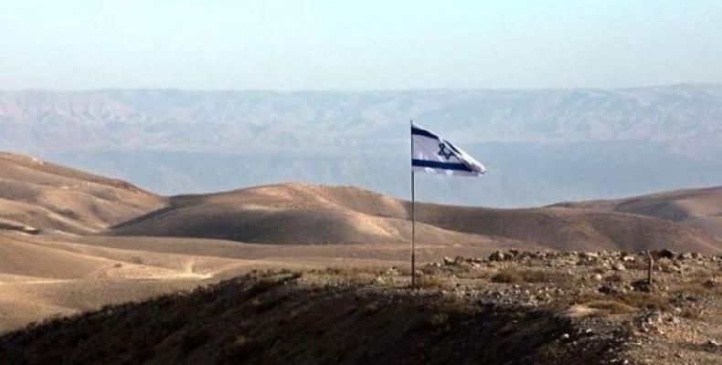 Israeli flag flies on a hill outside the Jewish settlement of Kfar Adumim in the West Bank.  (Photo: EFE)