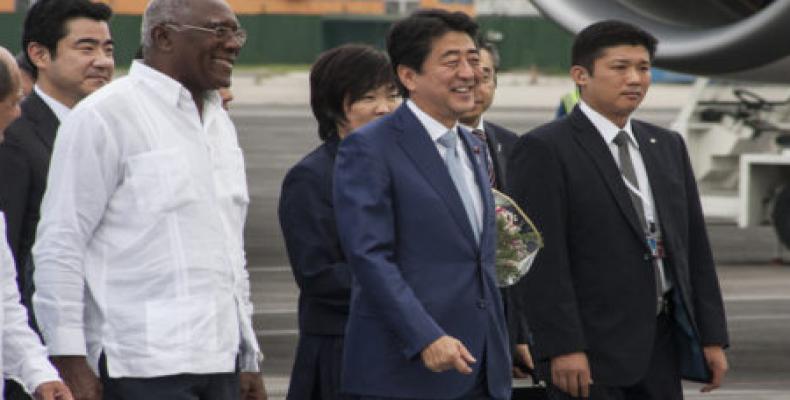Shinzo Abe a su llegada al aeropuerto internacional José Martí. Foto: Tomada del periódico Trabajadores
