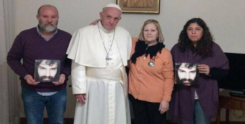 El papa Francisco y familiares de Maldonado