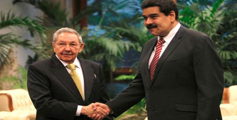 Raúl Castro (I) y Nicolás Maduro (D). Foto: Archivo