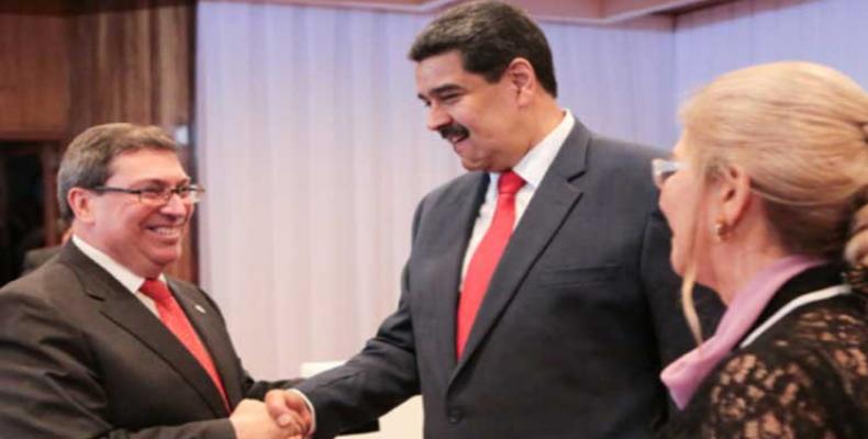 Rodríguez (I) agradece a Maduro (D) la acogida dispensada. Foto: PL
