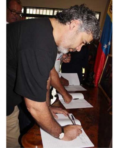 El diplomático cubano firma contra la injerencia estadounidense en Venezuela. Foto: PL