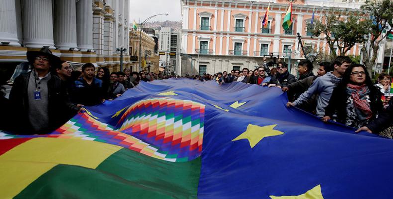 Personas marcha con una bandera gigante para apoyar la causa de mar para Bolivia. La Paz, Bolivia, el 26 de febrero de 2018. David Mercado / Reuters