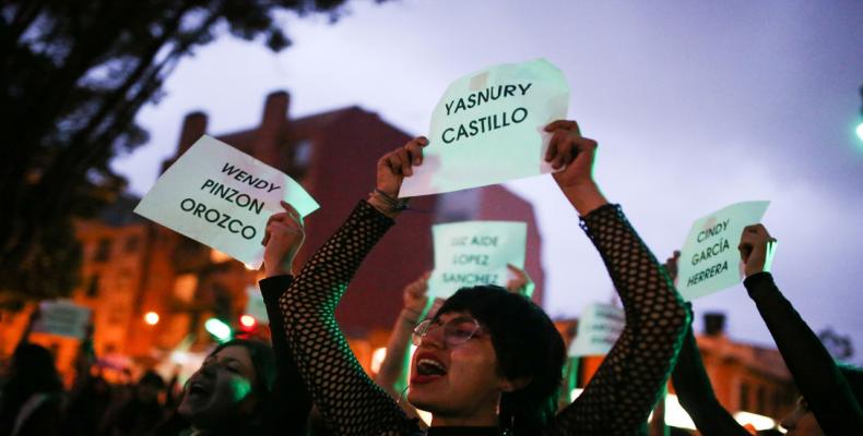 Un colectivo feminista sostiene nombres de víctimas de feminicidio, Bogotá, 30 de noviembre de 2019.Luisa Gonzalez / Reuters