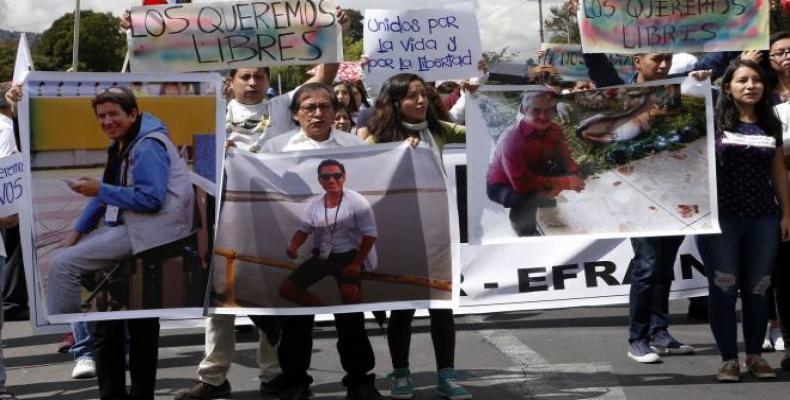 Entre las sugerencias consta exponer las muestras de solidaridad con las familias del equipo de prensa.Foto:Internet.