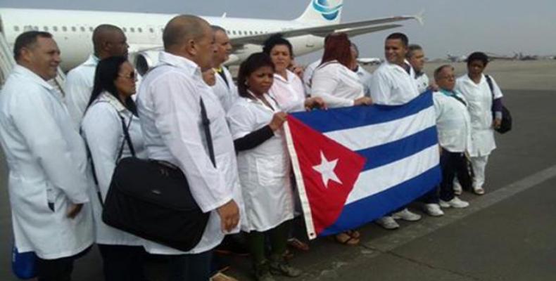 Llegada de una brigada médica cubana a Perú el 31 de marzo de 2017 para asistir a damniicados por inundacones. Foto/Granma.