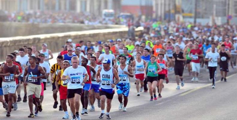 También tres mil 700 corredores nacionales participarán en el maratón. Foto: Archivo