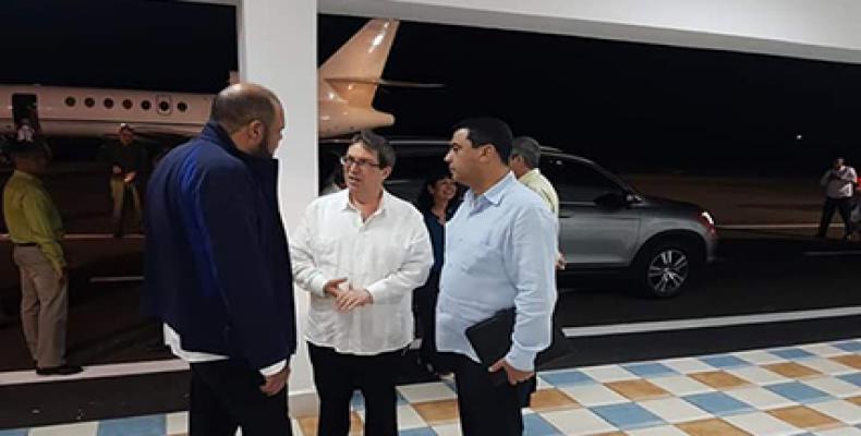 Cuban Foreign Minister Bruno Rodriguez (center) shortly after his arrival in the Nicaraguan capital. Twitter Photo.