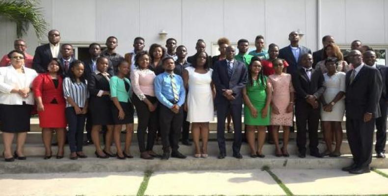 Presidente haitiano con estudiantes que comenzarán estudios de Medicina en Cuba.(Foto:Cubaminrex)
