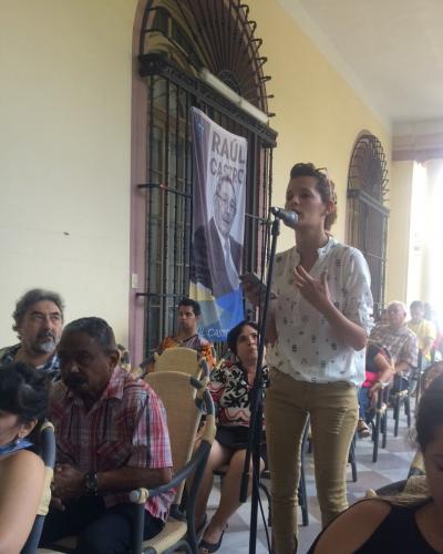 Jessica Arroyo, journaliste de Radio Havane Cuba, intervient au Forum pour l'unité latino-américaine
