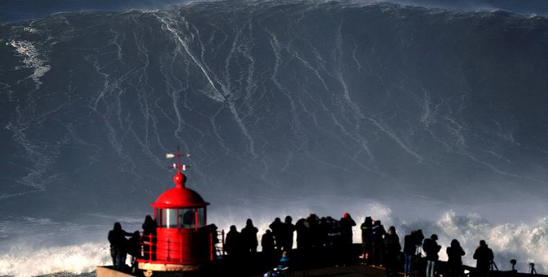El surfista de olas grandes Sebastian Steudtner de Alemania se deja llevar por una gran ola en Praia do Norte en Nazare, Portugal, el 18 de enero de 2018. Rafae
