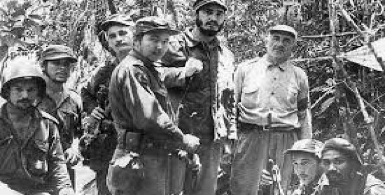 En la Sierra Maestra, Fidel Castro y Raúl junto a un grupo de combatientes. Foto: Fidel Soldado de las Ideas.