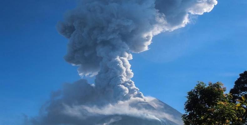 El volcán Merapi expulsa cenizas volcánicas. Foto/ EFE