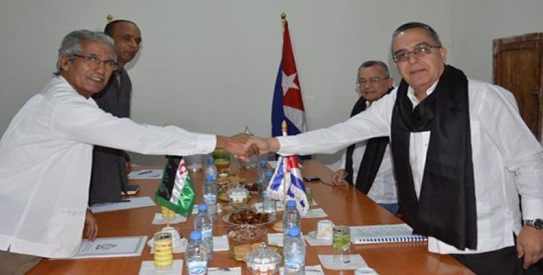 El ministro de Asuntos Exteriores saharaui, Mohamed Salem Uld Salek, recibe al vicecanciller cubano, Marcelino Medina en Chahid El Hafed. Foto: SPS.