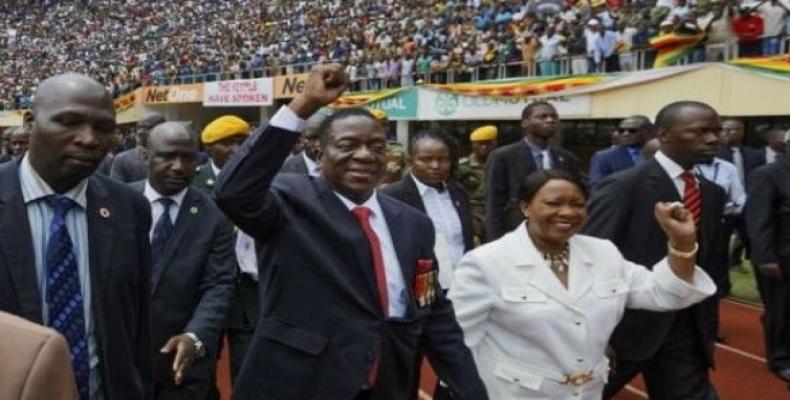 Al centro Emmerson Mnangagwa, nuevo presidente de Zimbabwe