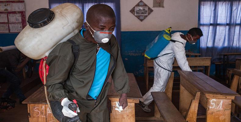 Funcionarios del Ministerio de Salud de Madagascar rocían plaguicidas contra los portadores de la peste en una escuela primaria en Andraisoro, un distrito de la