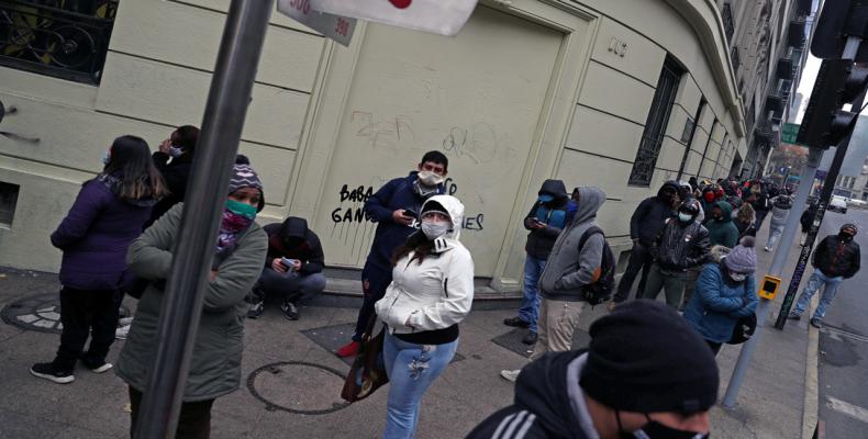 Ciudadanos forman filas para solicitar un seguro de desempleo. Santiago, Chile, 8 de junio de 2020.Ivan Alvarado / Reuters