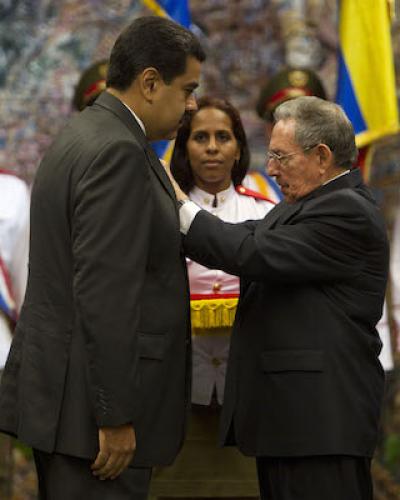 Nicolás Maduro (I) recibe la Orden José Martí, de manos de Raúl Castro (D). Foto: Ismael Francisco/Cubadebate