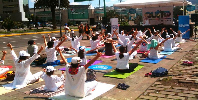 Clases de Yoga como parte del evento de lanzamiento de la campaña. (mujereslibresdeviolencia.usmp.edu.pe)