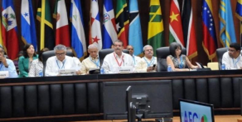 Abelardo Moreno souhaite la bienvenue aux participants à l'AEC