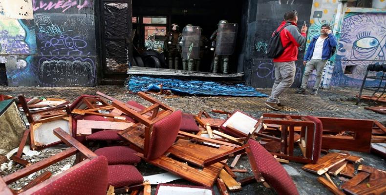 Chilean police raid trade union office after month-long strike.  Photo: teleSUR