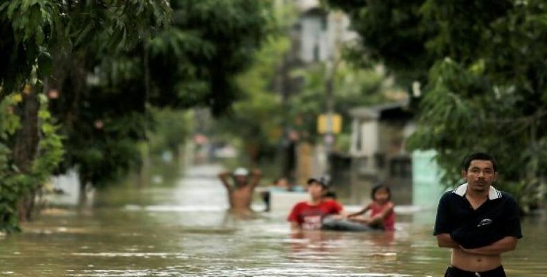 A raíz de los estragos causados por las inundaciones la infraestructura del transporte ferroviario sufrió daños importantes. | Foto: Reuters