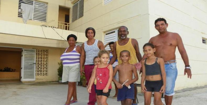 Familia santiaguera afectada por Sandy disfruta frente a nuevo edificio de apartamentos