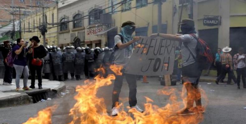 Honduras: En abril protestas violentas por ley de privatización de educación y salud. Telemundo 20