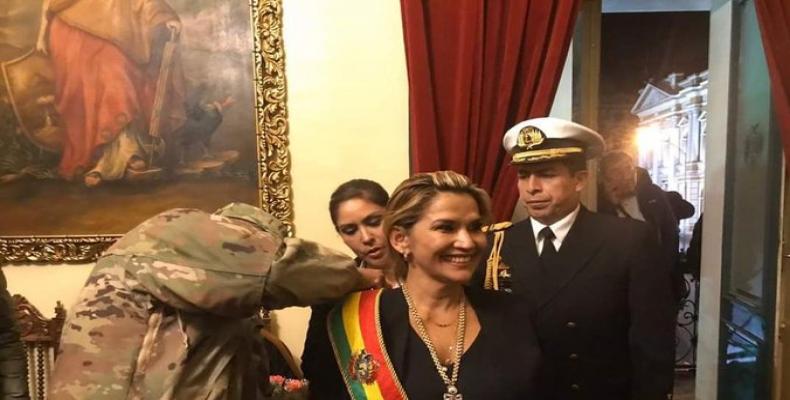 Bolivian military officer puts the presidential sash on Añez.   (Photo: teleSUR)