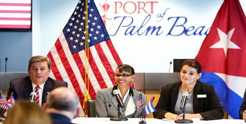 Director Ejecutivo del Puerto de Palm Beach, Manuel Almira, y la vicepresidenta Jean L. Enright, se reunieron con Ana Teresa Igarza en el Puerto de Palm Beach.