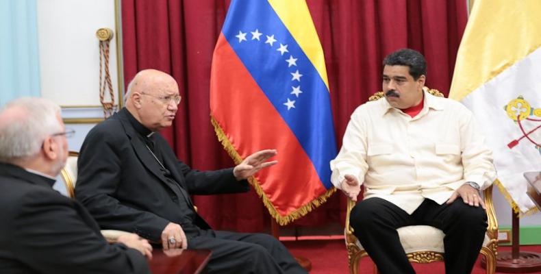 Monseñor Claudio María Celli conversa en Caracas con el Presidente Nicolás Maduro (D). Foto tomada de Internet
