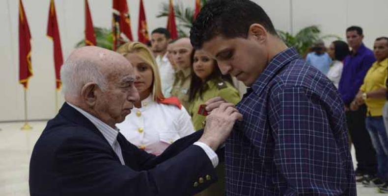 El alto dirigente partidista reconoce la labor y entrega de las jóvenes generaciones de cubanos. Fotos: Ariel Ley Royero