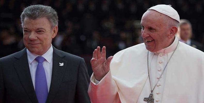 Santos recibió al papa a su llegada a Colombia