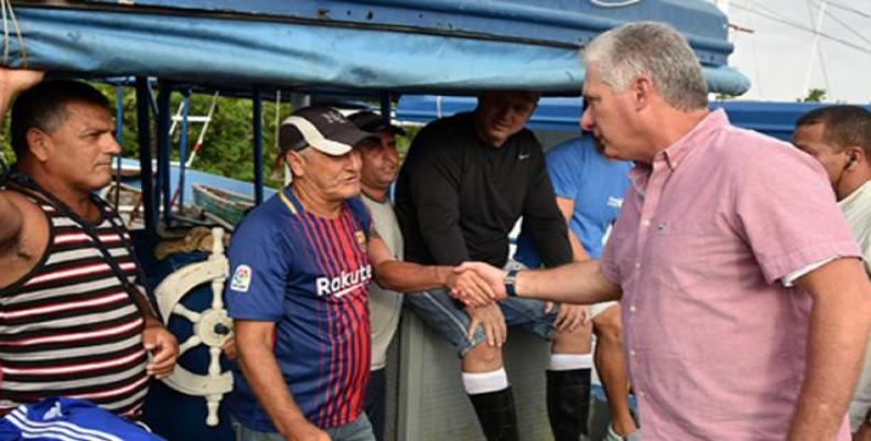 Cuban President Miguel Diaz-Canel tours Batabanó.  Photo: Estudio Revolución