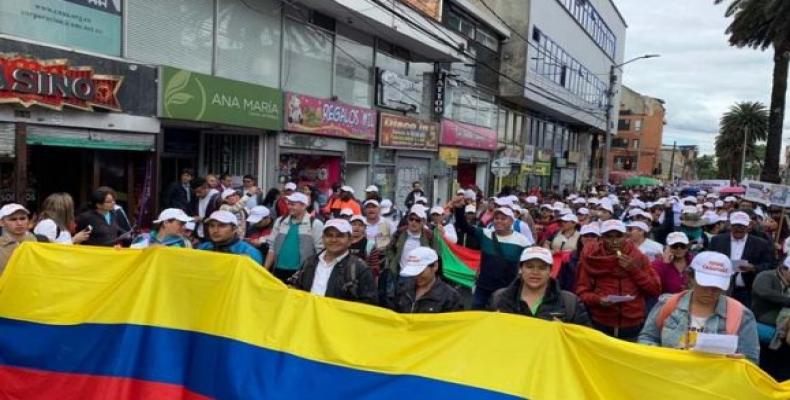 Miles de maestros colombianos marcharon hoy contra las amenazas que los afectan y exigieron garantías de seguridad. Foto: Prensa Latina