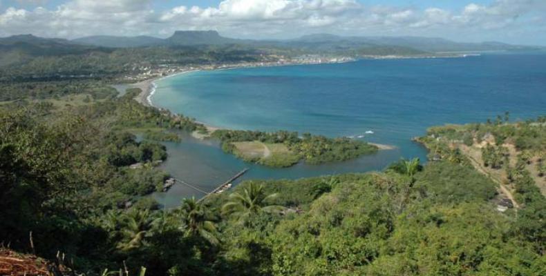 El yunque de Baracoa (al fondo), Monumento nacional natural de Guantánamo. Foto: Patrick Tesseron