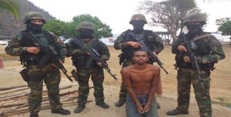 Capture of a mercenary in Petaquirito, La Guaira State, Venezuela.  (Photo: Twitter/@ArmadaFANB)