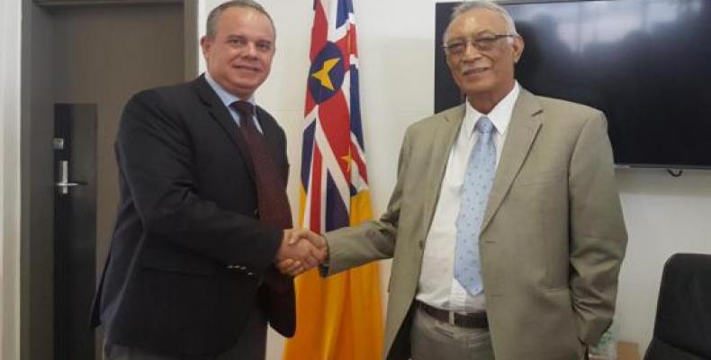 El primer ministro de Niue, Toke Tufukia Talagi, mostró interés en impulsar la cooperación médica con Cuba.Foto:Cubaminrex.
