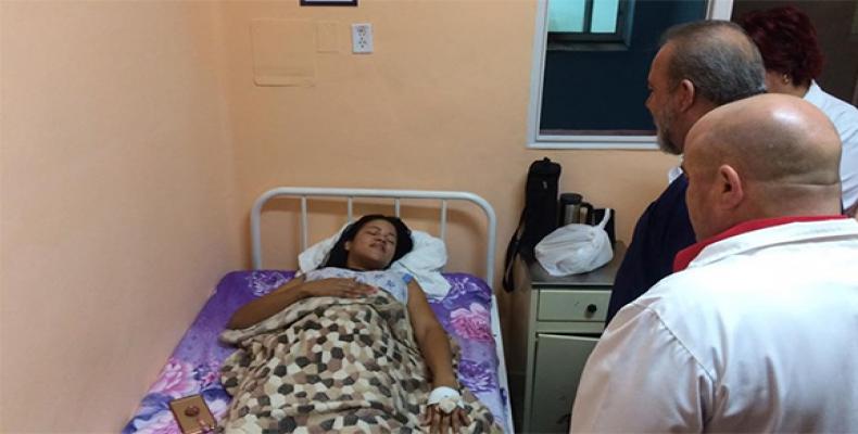 Marrero intercambió con pacientes en el recorrido por el hospital González Coro de La Habana.
