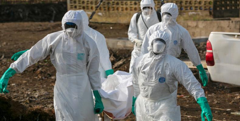 Trabajadores sanitarios en Sierra Leona, 21 de diciembre de 2014. Foto:Baz Ratner/ Reuters.