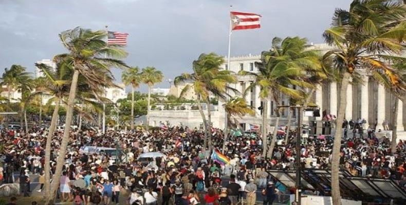 Manifestantes exigen dimisión de Roselló