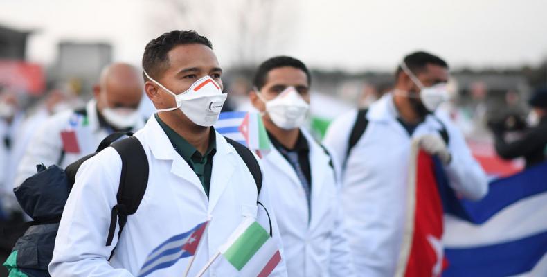 Un contingente de emergencia de médicos y enfermeras cubanos llega al aeropuerto italiano de Malpensa, Italia, el 22 de marzo de 2020.Daniele Mascolo / Reuters