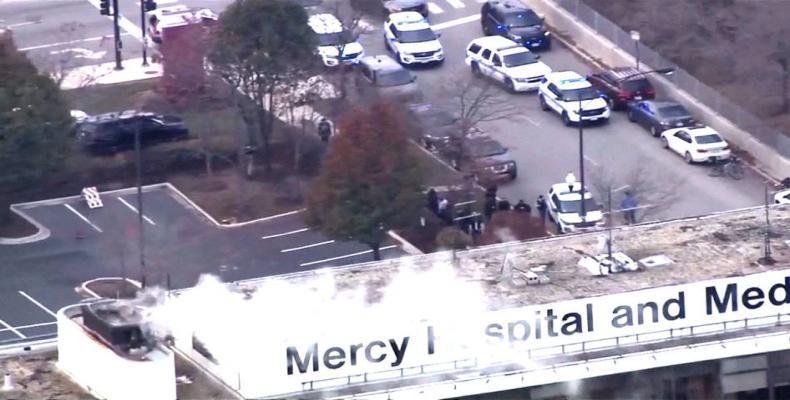 Law enforcement officials work near Mercy Hospital in Chicago, on November 19, 2018.  Photo: AP