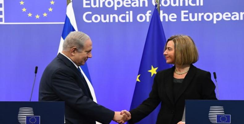 Israeli PM Benjamin Netanyahu greets the EU´s foreign policy chief, Federica Mogherini,  at press conference.