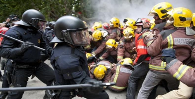 French firefighters clash with police in Paris.  (Photo: Reuters)