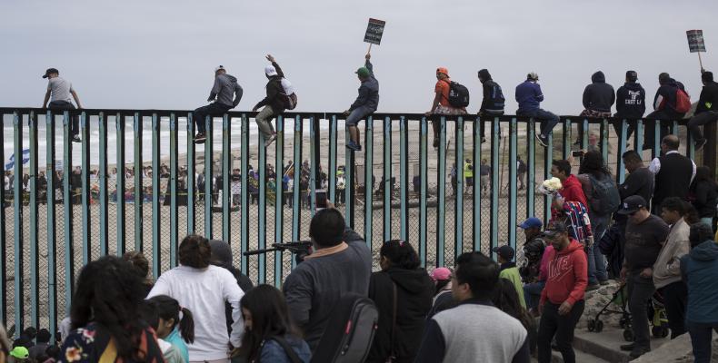 El presidente Donald Trump anunció restricciones a la petición de asilo en la frontera con México ante la llegada de migrantes centroamericanos. Foto: Archivo