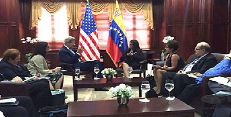 La ministre des AAEE du Venezuela s'est entretenue à Saint-Domingue avec son homologue étasunien, John Kerry